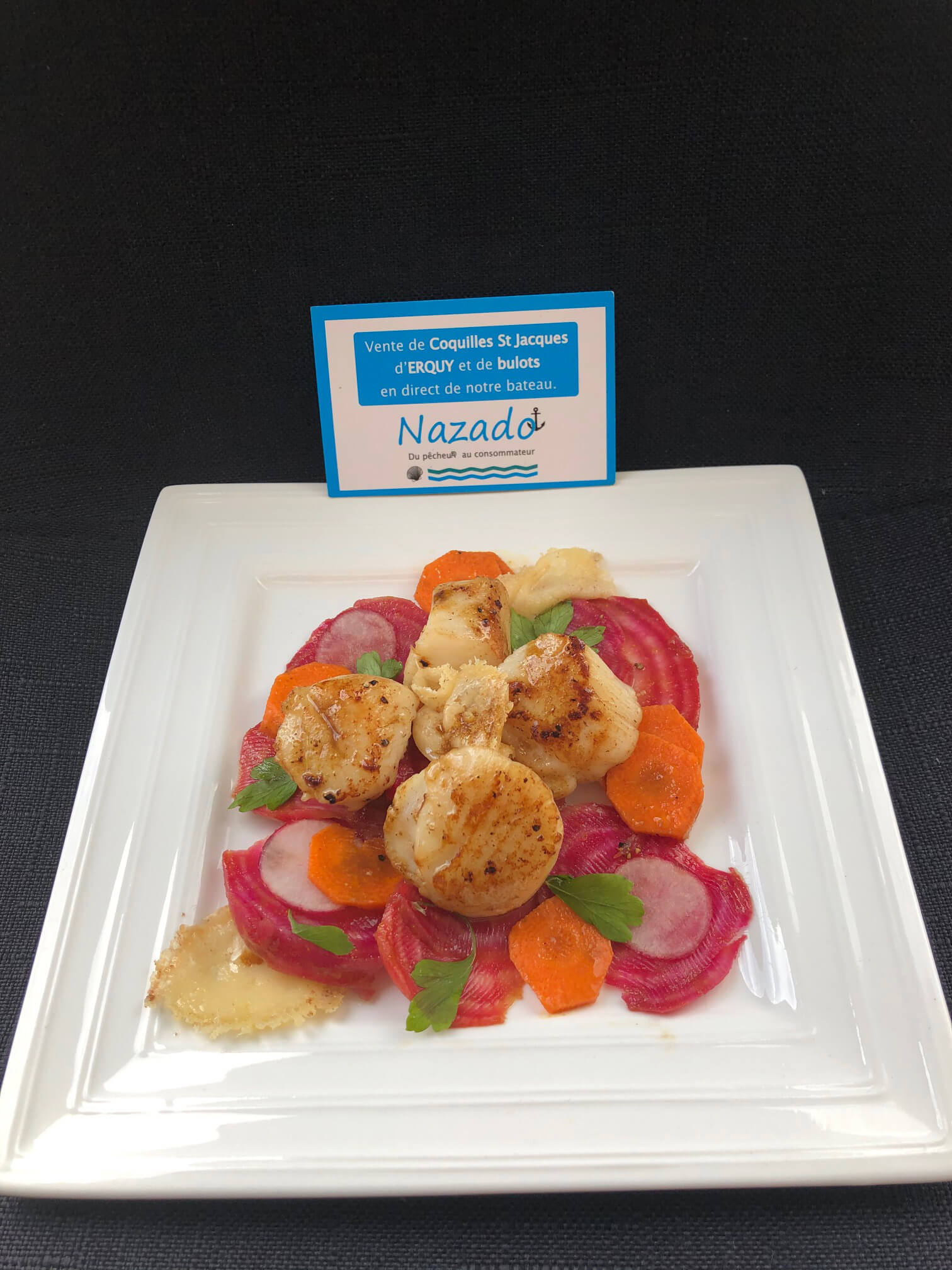 Coquilles Saint Jacques, betteraves crues et vinaigrette au curry